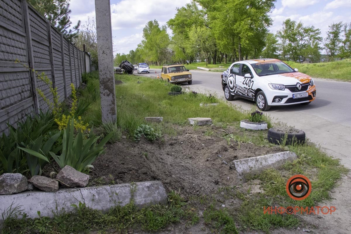 Для наглядности: автомобиль наехал на бордюр там, где начинается клумба Для наглядности: автомобиль наехал на бордюр там, где начинается клумба