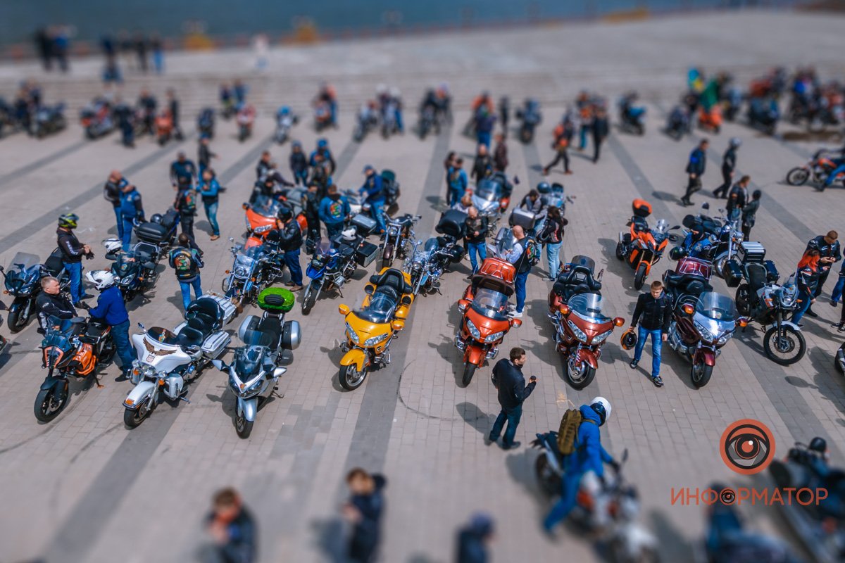 Машины ездят крошечные, как игрушечные, Машины ездят крошечные, как игрушечные,