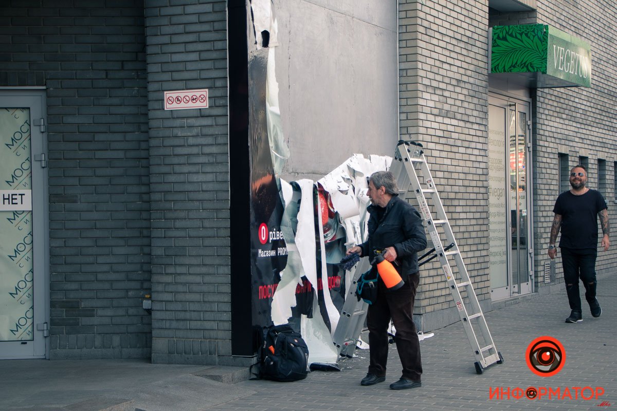 Смена рекламных вывесок на ТРЦ