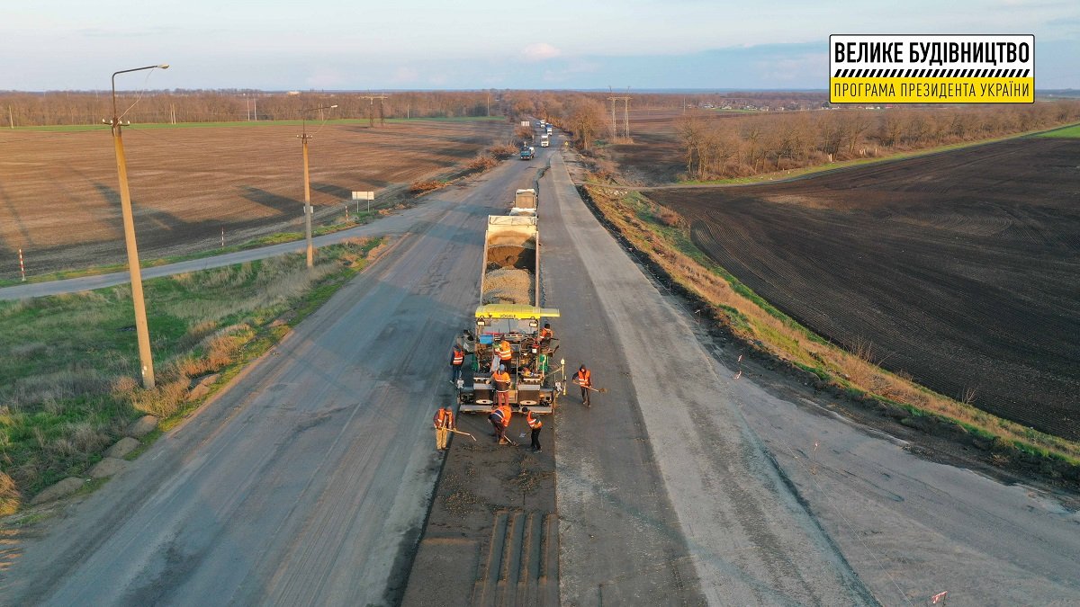 На Днепропетровщине ремонтируют 75-километровый участок трассы Знаменка-Луганск-Изварино 1