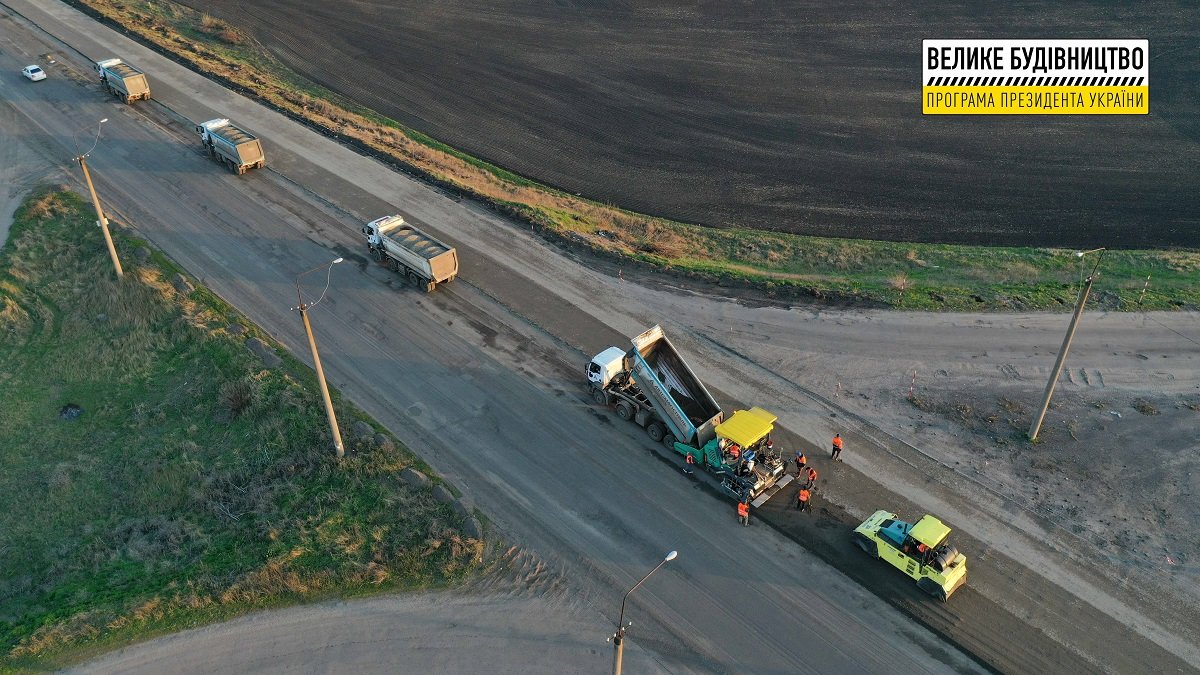 На Днепропетровщине ремонтируют 75-километровый участок трассы Знаменка-Луганск-Изварино 3