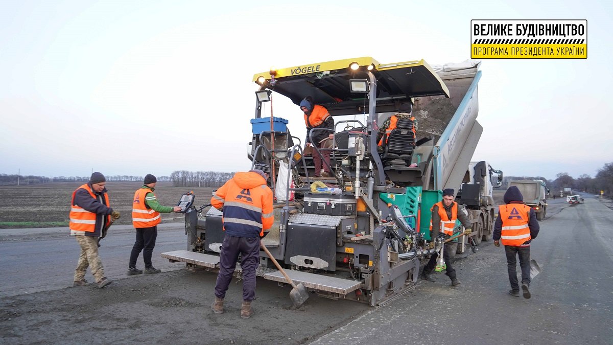 На Днепропетровщине ремонтируют 75-километровый участок трассы Знаменка-Луганск-Изварино 4