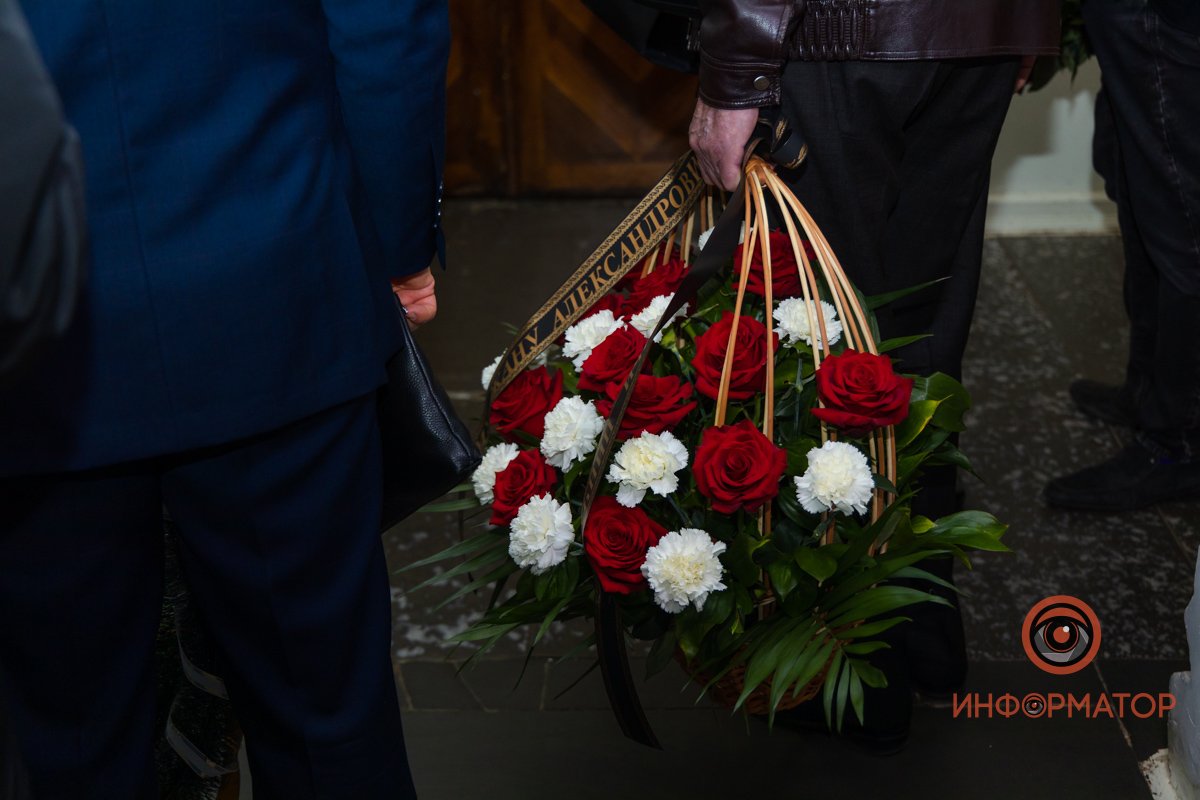 Люди несли венки и цветы