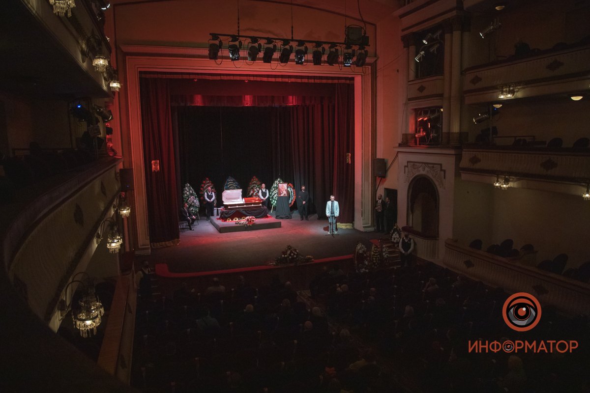 Гроб поставили в центре сцены