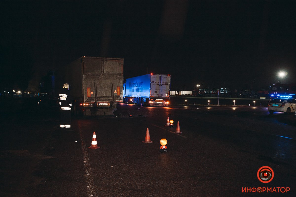 Водитель фуры остановился в левом ряду, чтобы совершить разворот Водитель фуры остановился в левом ряду, чтобы совершить разворот