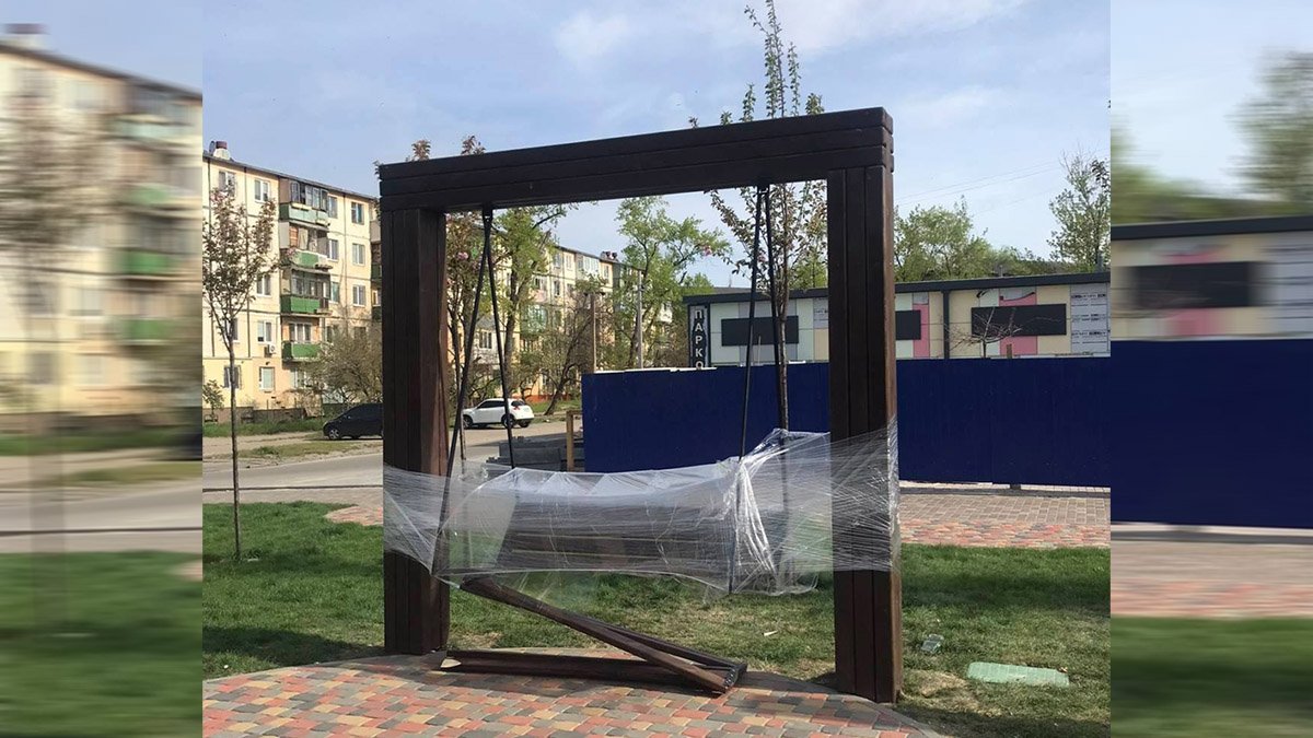 Лавочка пострадала от рук вандалов