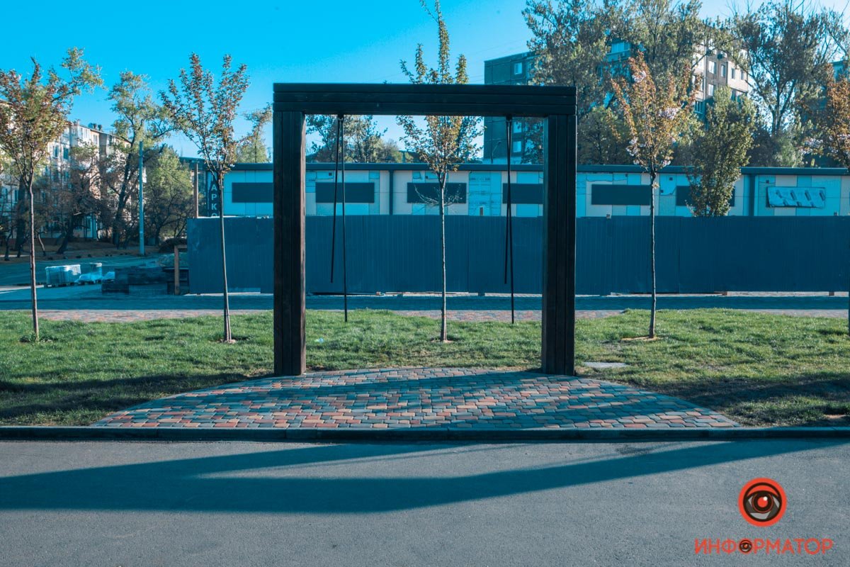 Сломанную лавочку уже срезали
