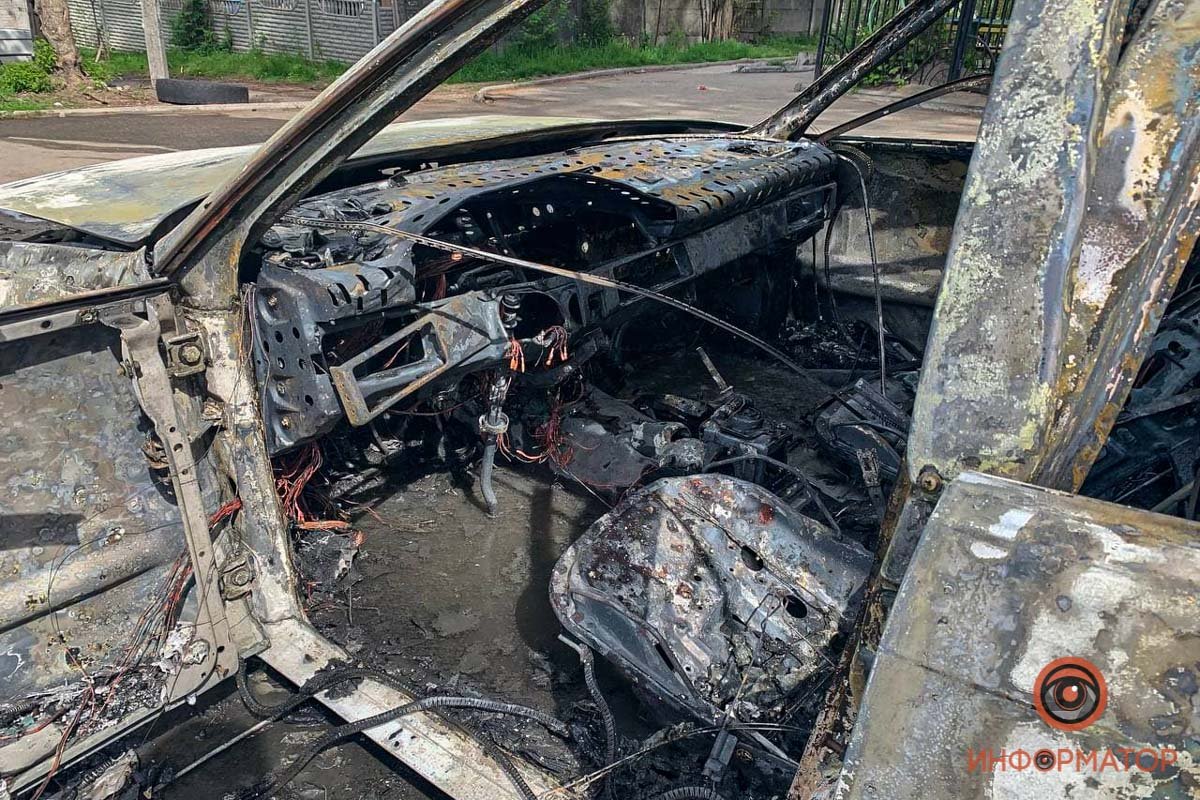 В Днепре на Караваева дотла сгорела Audi 1