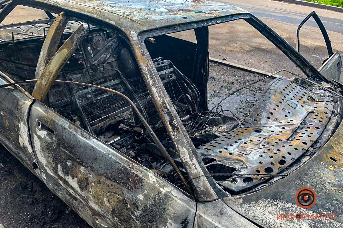В Днепре на Караваева дотла сгорела Audi 3