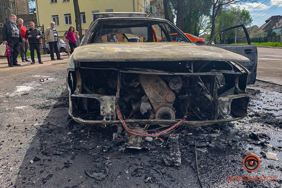В Днепре на Караваева дотла сгорела Audi 4