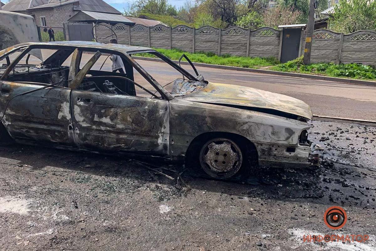 В Днепре на Караваева дотла сгорела Audi 5