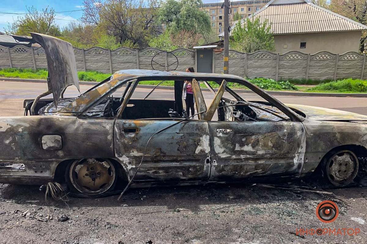 В Днепре на Караваева дотла сгорела Audi 6