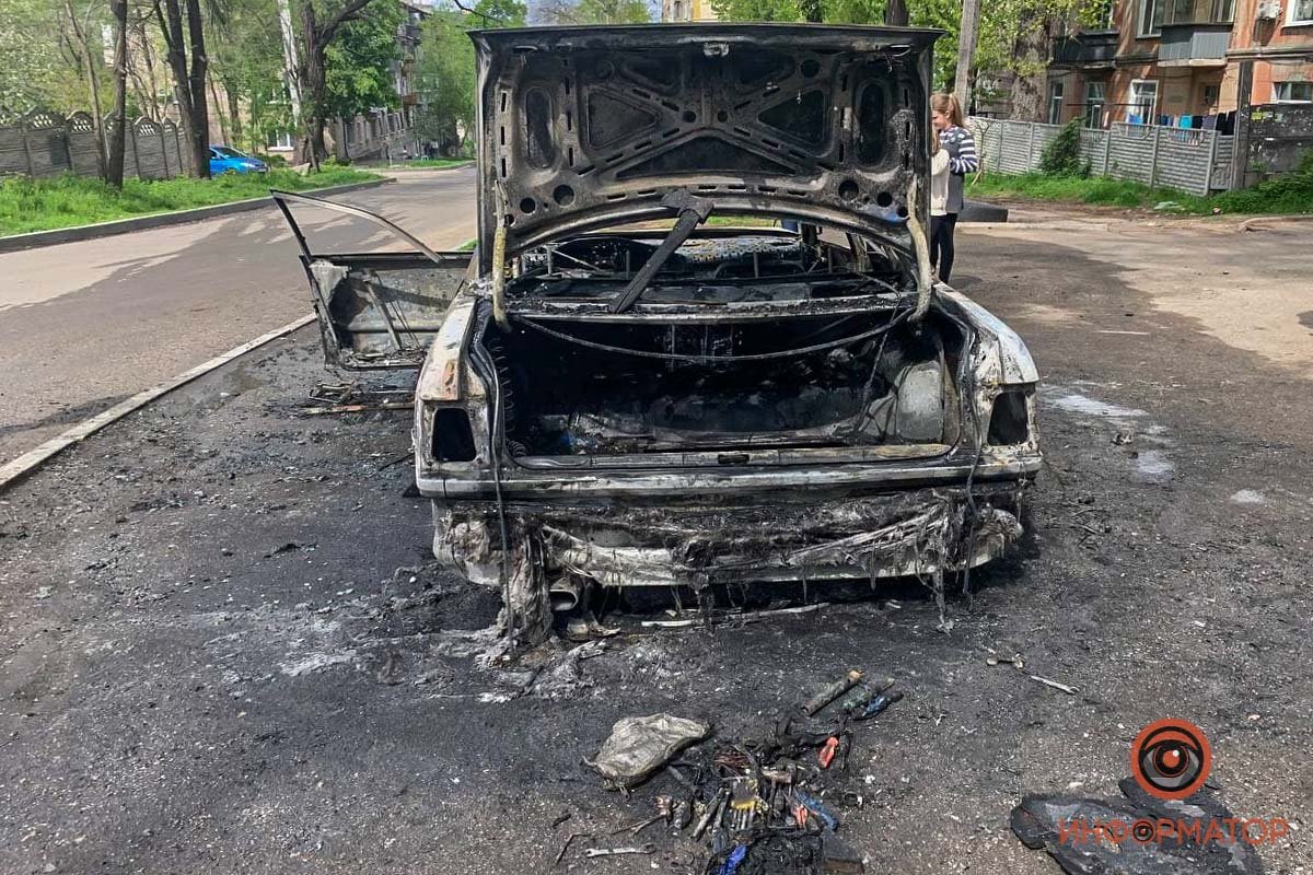В Днепре на Караваева дотла сгорела Audi 8