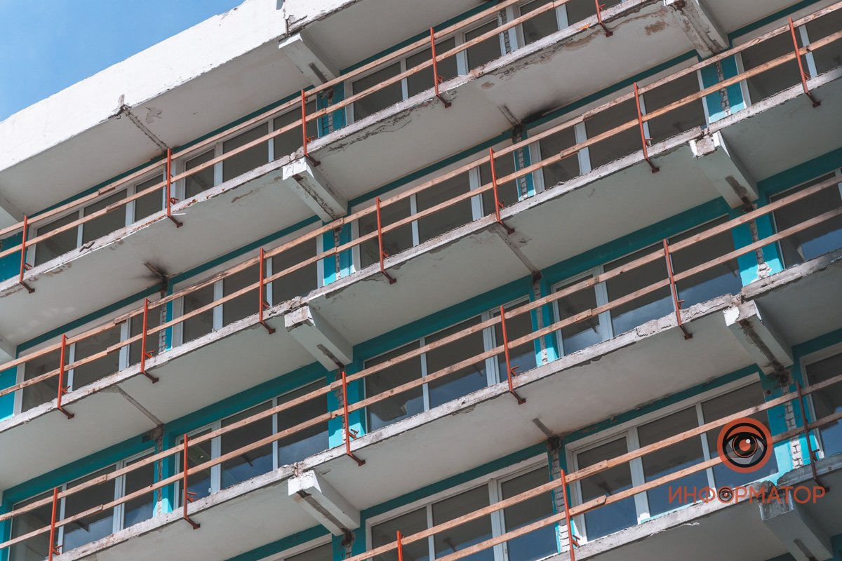 Работы идут практически год