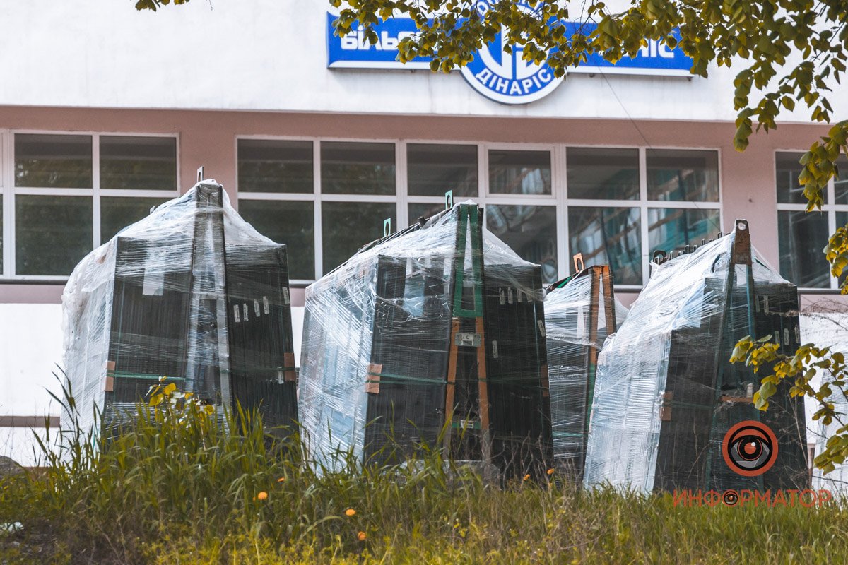 Стоят стройматериалы