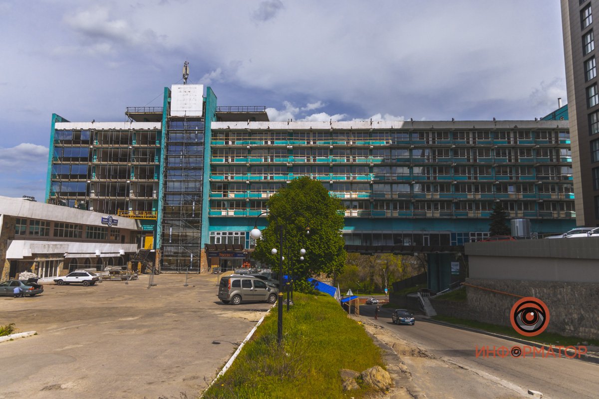 В левом крыле устанавливают стекла