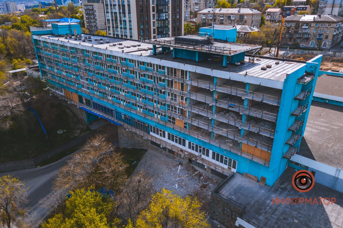 Левое крыло демонтируют