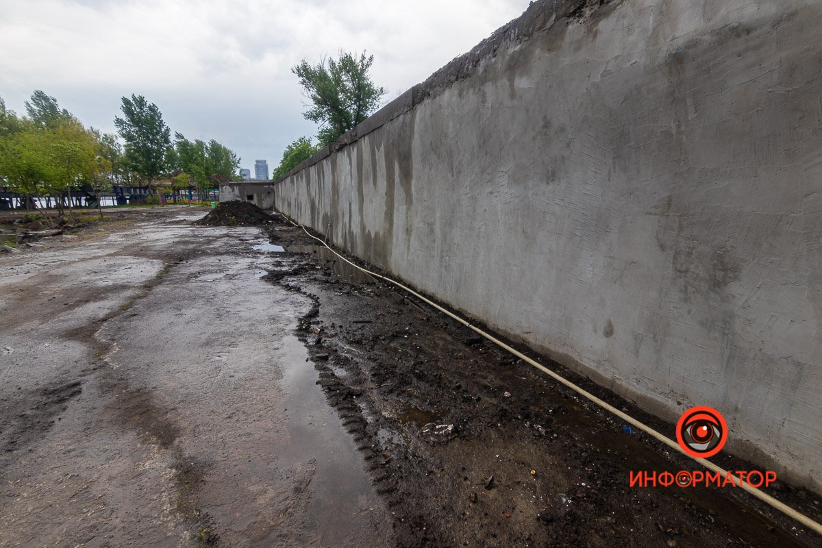 Строители убрали лишние плиты и блоки