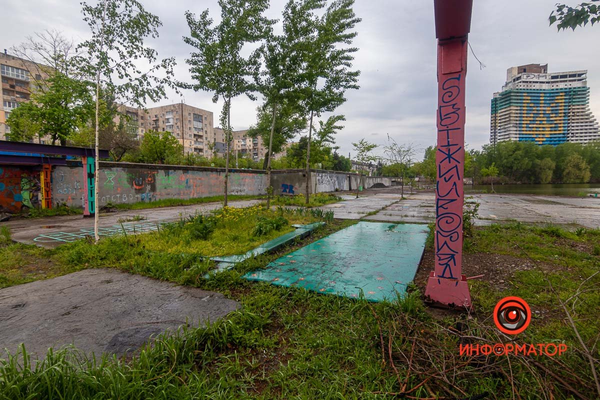 Тут проводят тренировки по растяжке и йоге