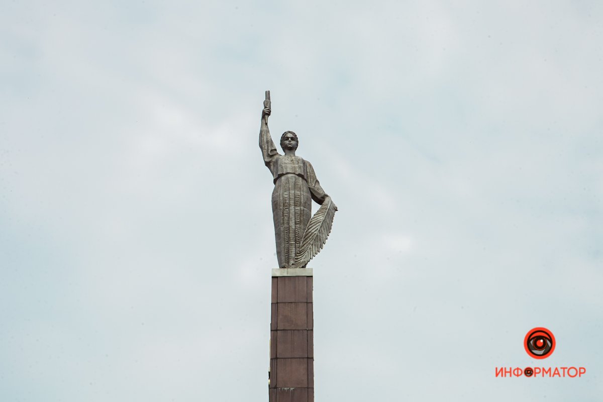 Родина-мать обращена к реке Родина-мать обращена к реке