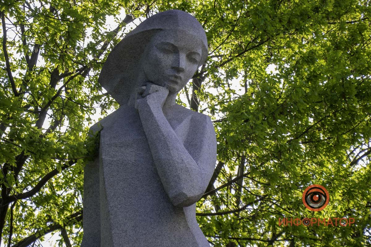 Находится в парке имени Шевченко Находится в парке имени Шевченко