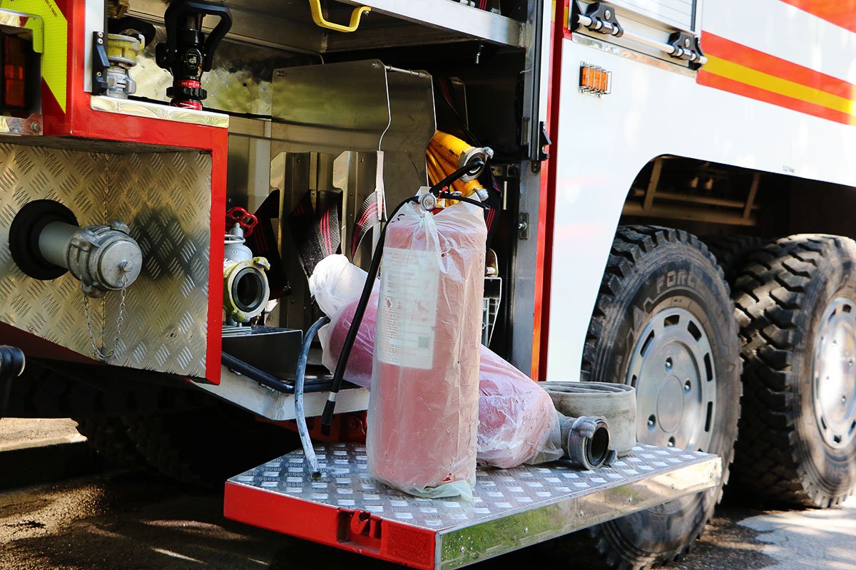 Сотрудники ГСЧС вывели жильцов верхних этажей на улицу