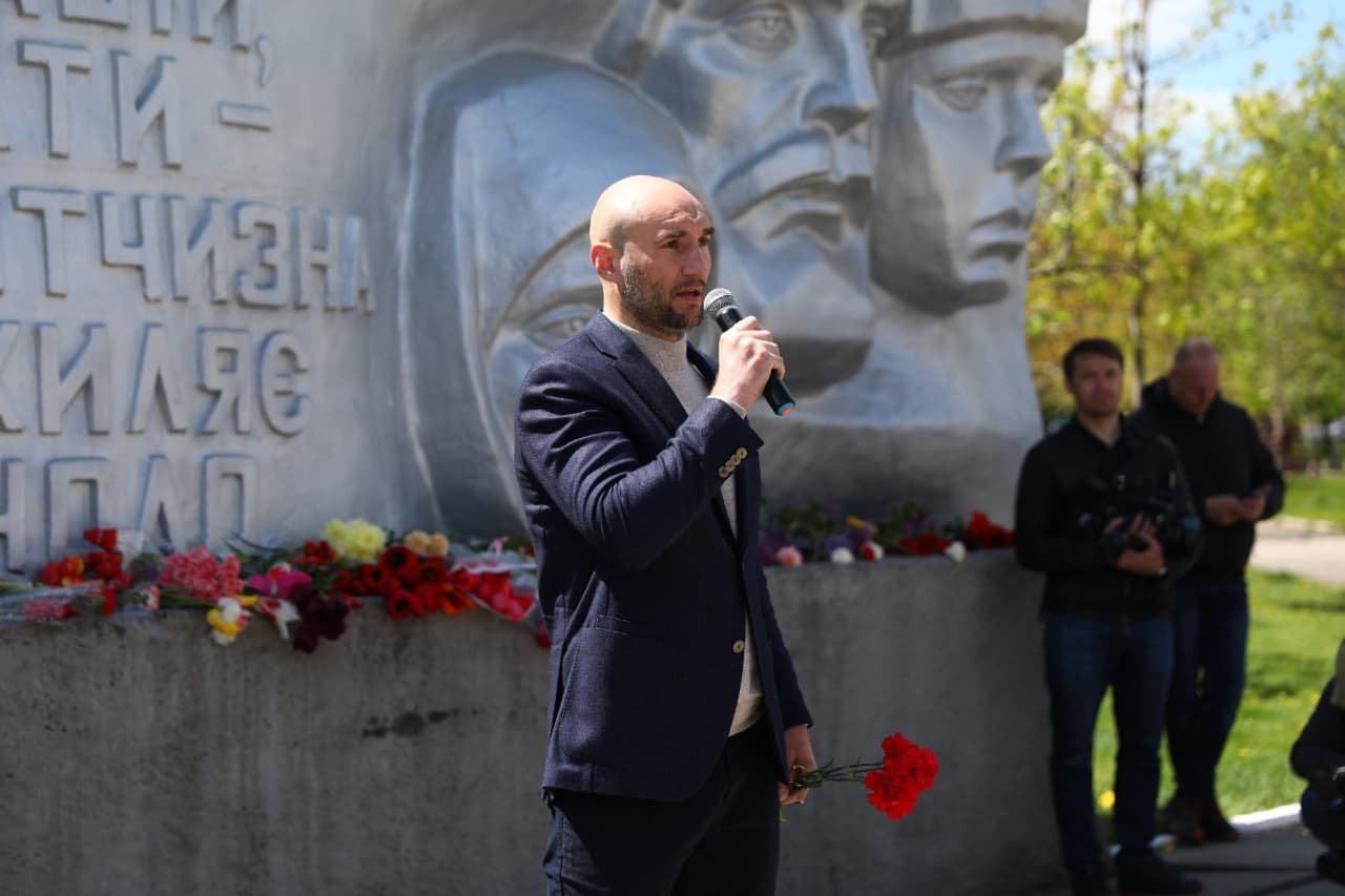 Депутат Александр Багацкий прочел "Балладу о маленьком человеке" Депутат Александр Багацкий прочел "Балладу о маленьком человеке"