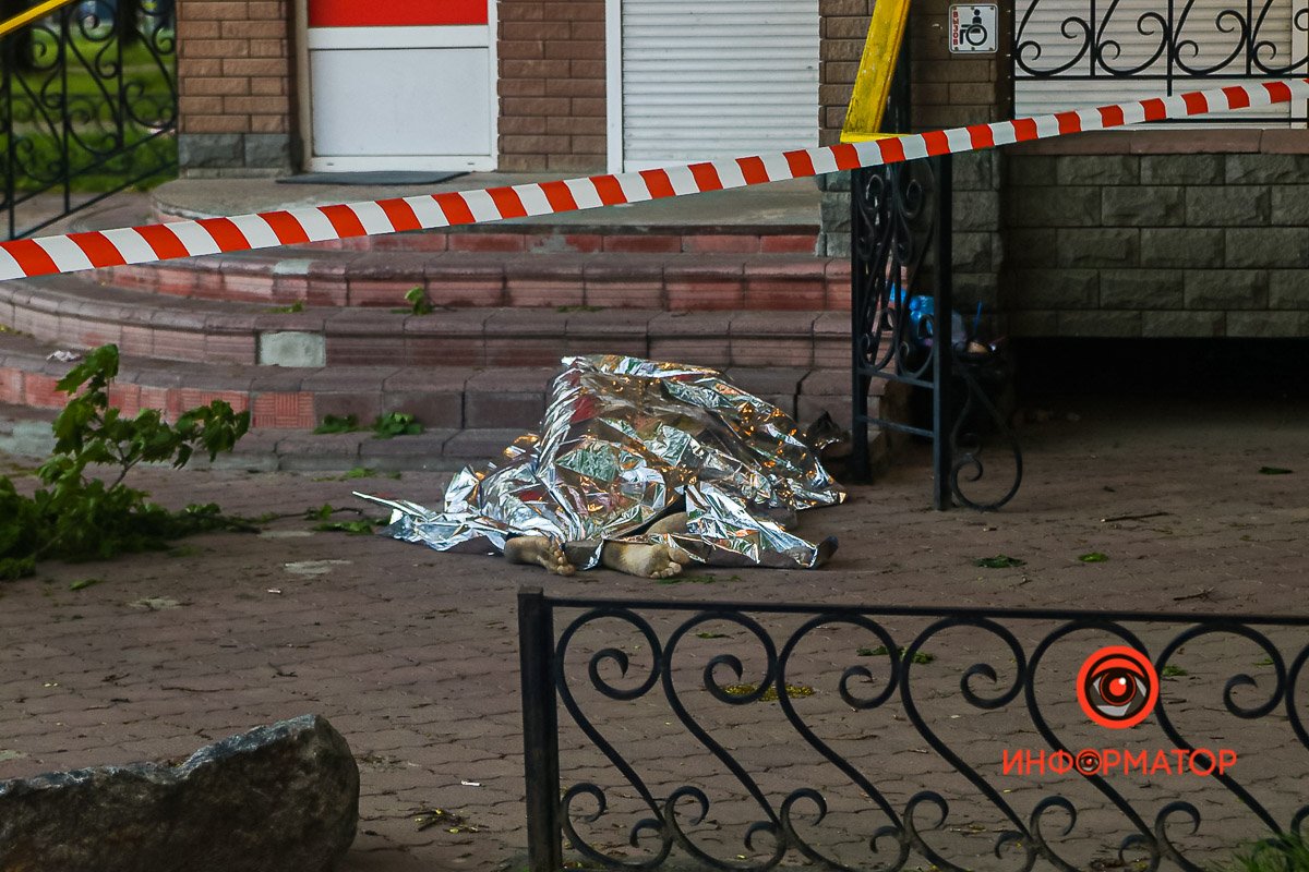 Он упал на женщину Он упал на женщину
