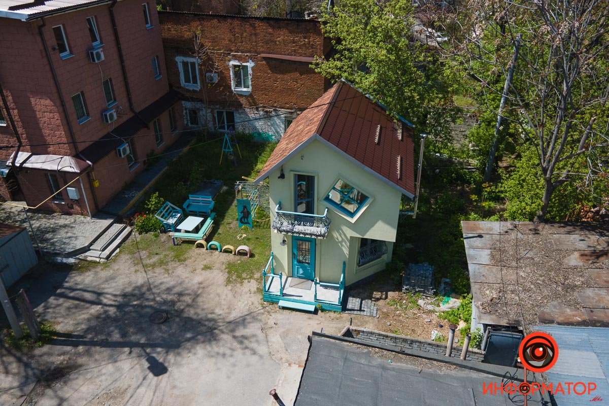 Спрятался во дворе