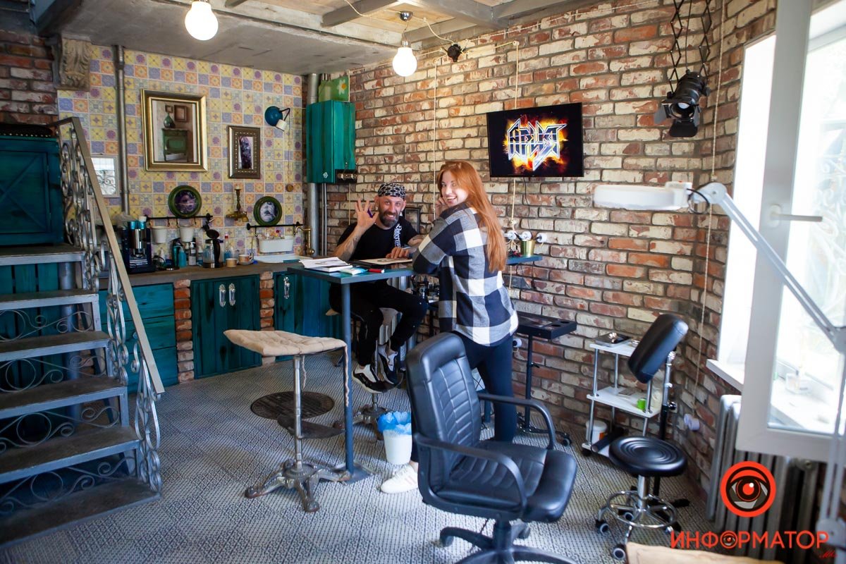 Внутри оборудуют тату-студию