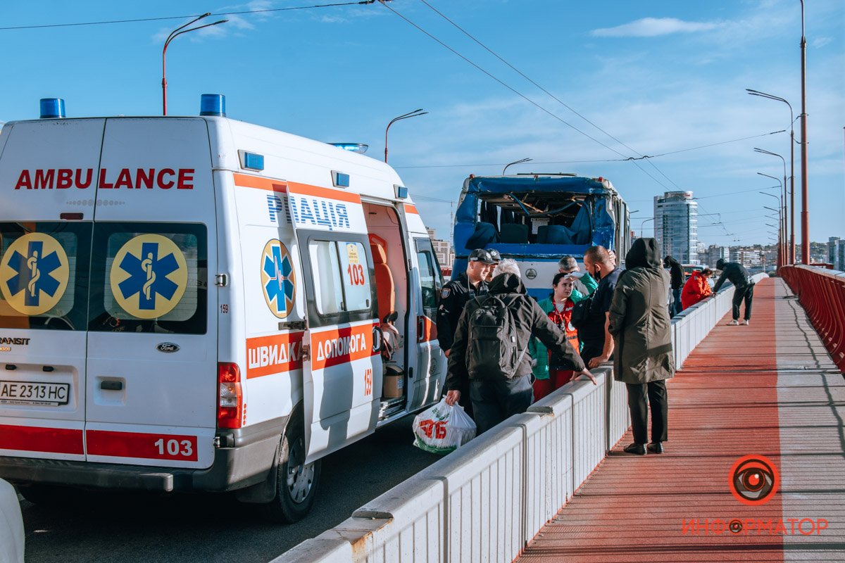 В Днепре на Новом мосту столкнулись ВАЗ и 2 автобуса: 3 человек забрала скорая, образовалась пробка 1