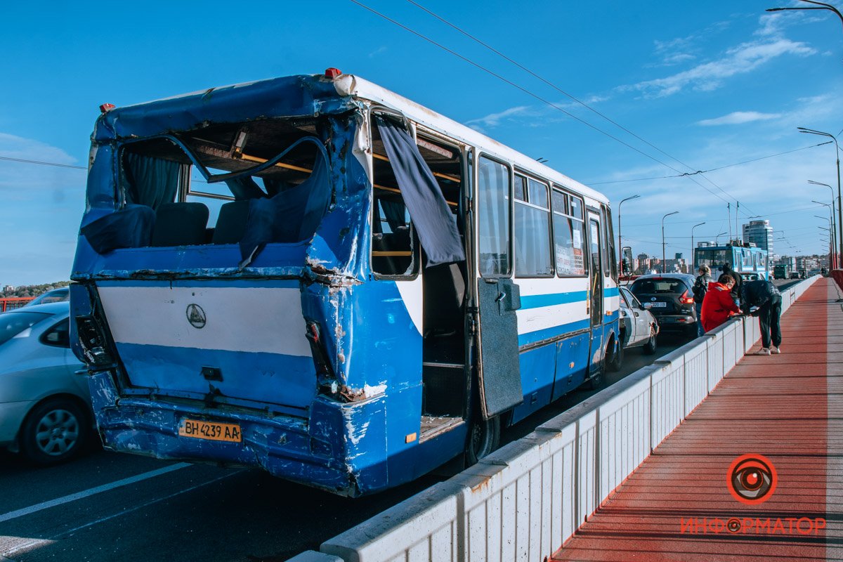 В Днепре на Новом мосту столкнулись ВАЗ и 2 автобуса: 3 человек забрала скорая, образовалась пробка 2