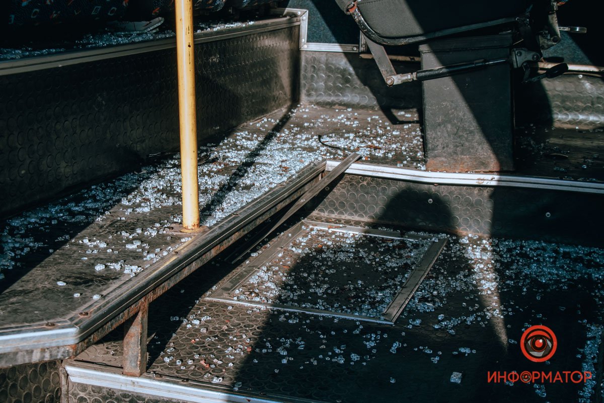 В Днепре на Новом мосту столкнулись ВАЗ и 2 автобуса: 3 человек забрала скорая, образовалась пробка 3