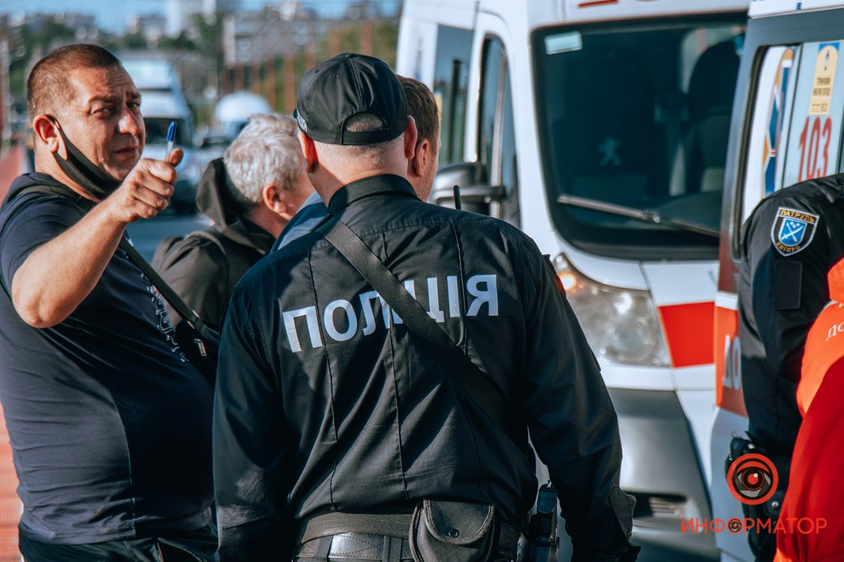 В Днепре на Новом мосту столкнулись ВАЗ и 2 автобуса: 3 человек забрала скорая, образовалась пробка 4