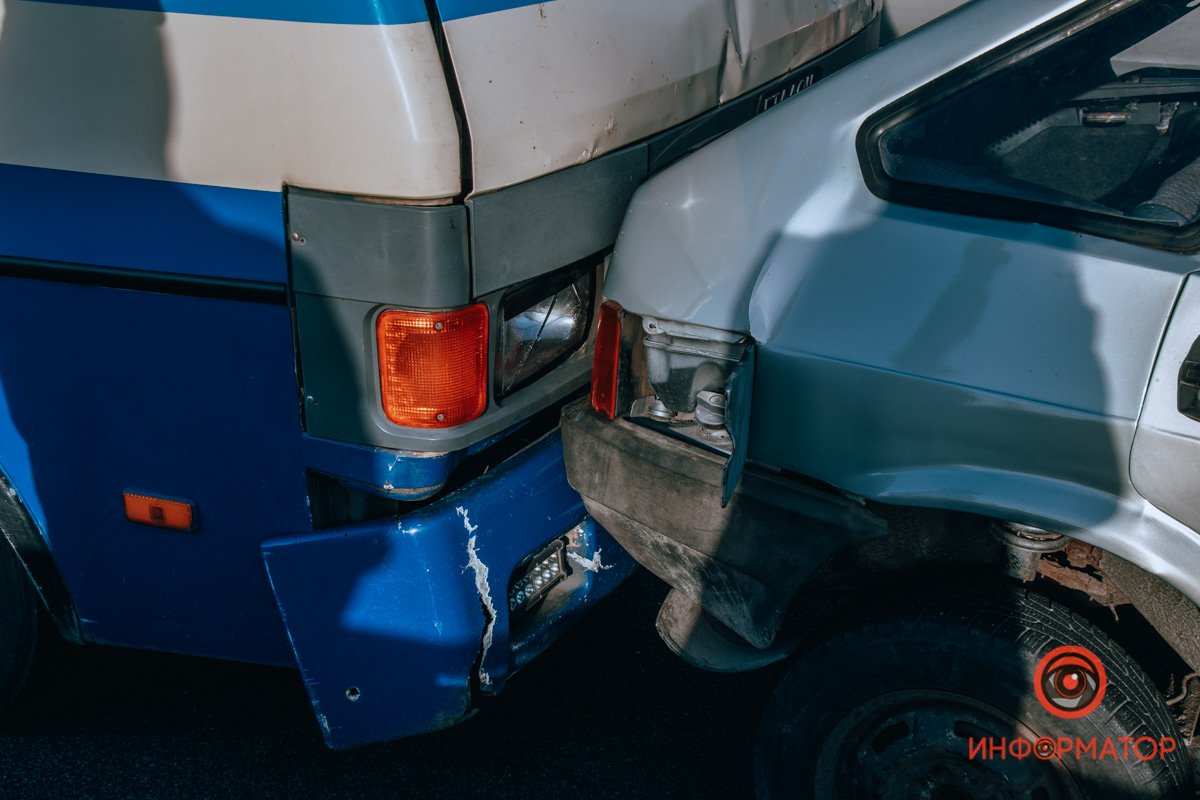 В Днепре на Новом мосту столкнулись ВАЗ и 2 автобуса: 3 человек забрала скорая, образовалась пробка 5