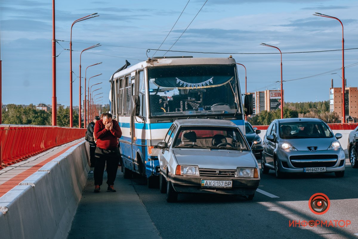 В Днепре на Новом мосту столкнулись ВАЗ и 2 автобуса: 3 человек забрала скорая, образовалась пробка 6