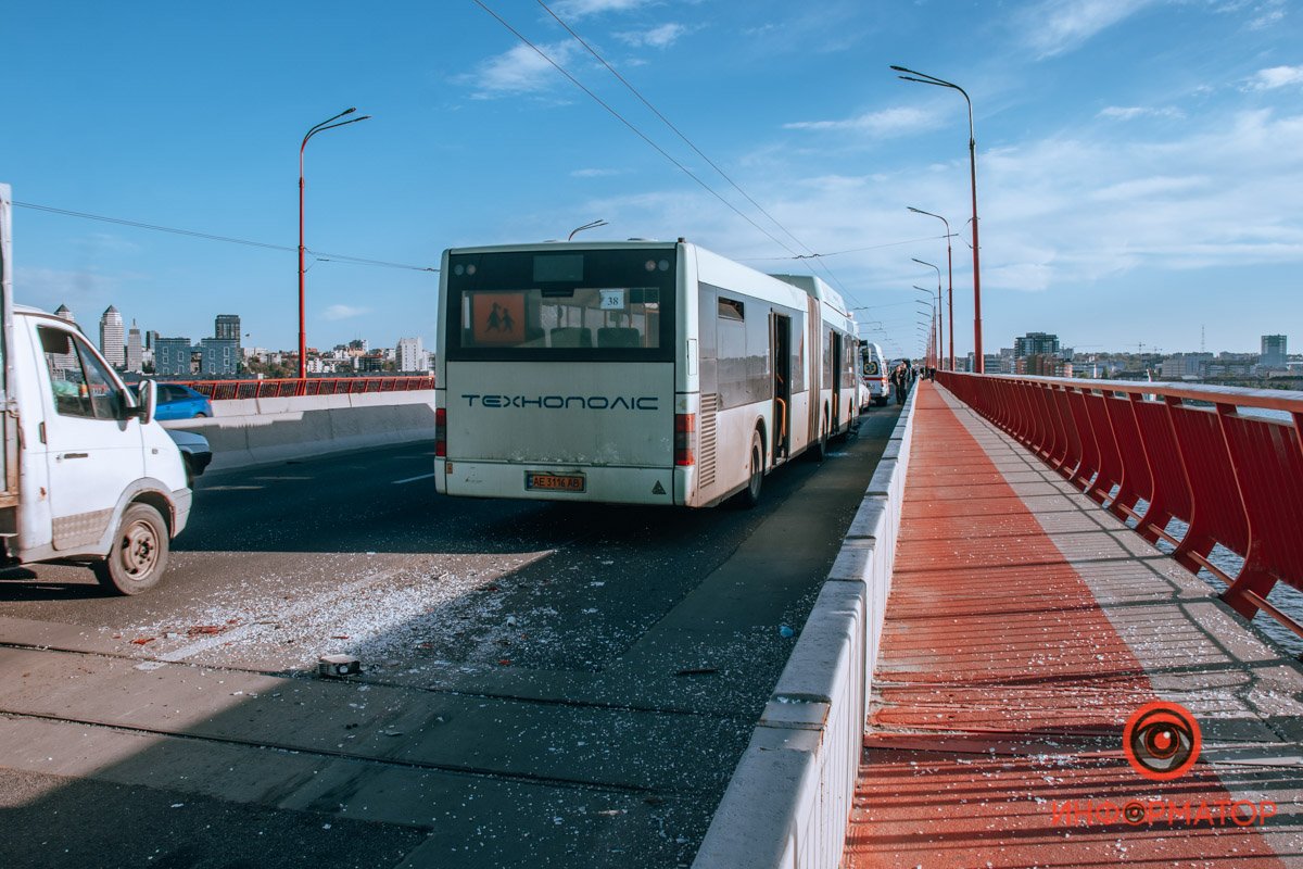В Днепре на Новом мосту столкнулись ВАЗ и 2 автобуса: 3 человек забрала скорая, образовалась пробка 7