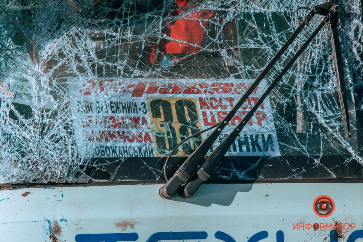 В Днепре на Новом мосту столкнулись ВАЗ и 2 автобуса: 3 человек забрала скорая, образовалась пробка 8