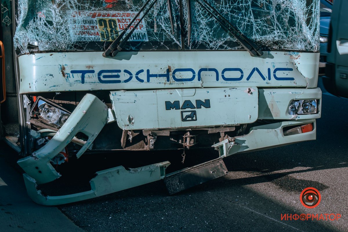 В Днепре на Новом мосту столкнулись ВАЗ и 2 автобуса: 3 человек забрала скорая, образовалась пробка 9