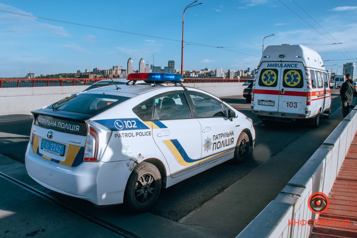 В Днепре на Новом мосту столкнулись ВАЗ и 2 автобуса: 3 человек забрала скорая, образовалась пробка 10