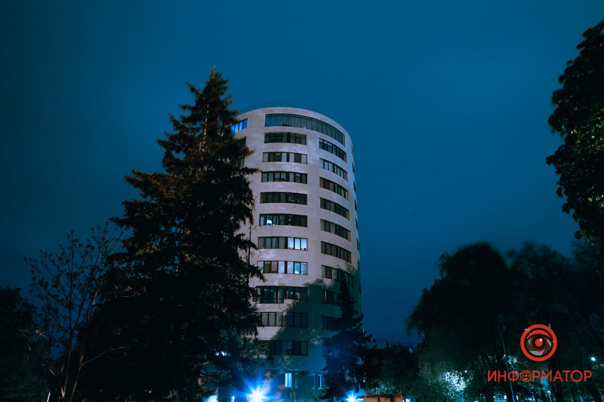 Рядом с дворцом открывается вид на симпатичное здание