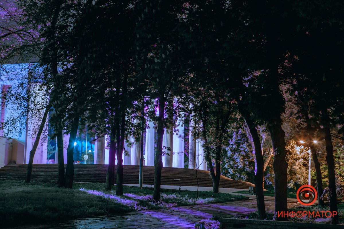 Дворец расположен в парке Шевченко