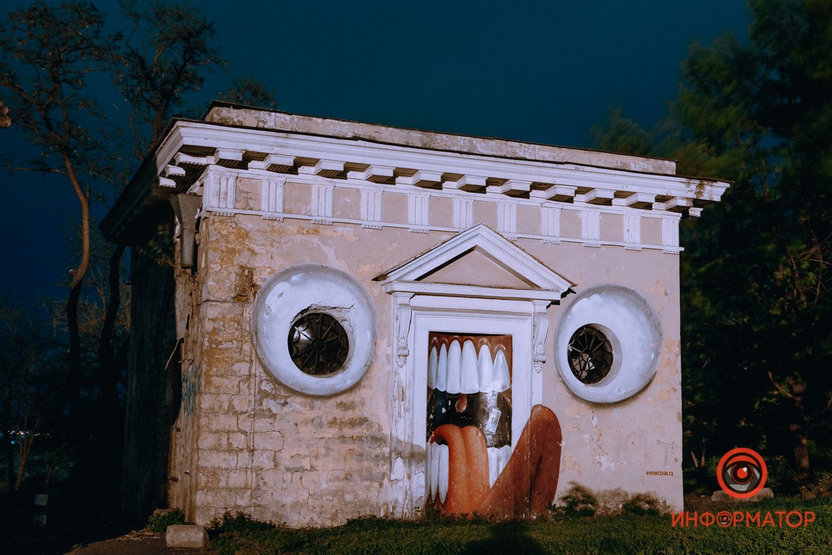 Необычное изображение в двух шагах от дворца