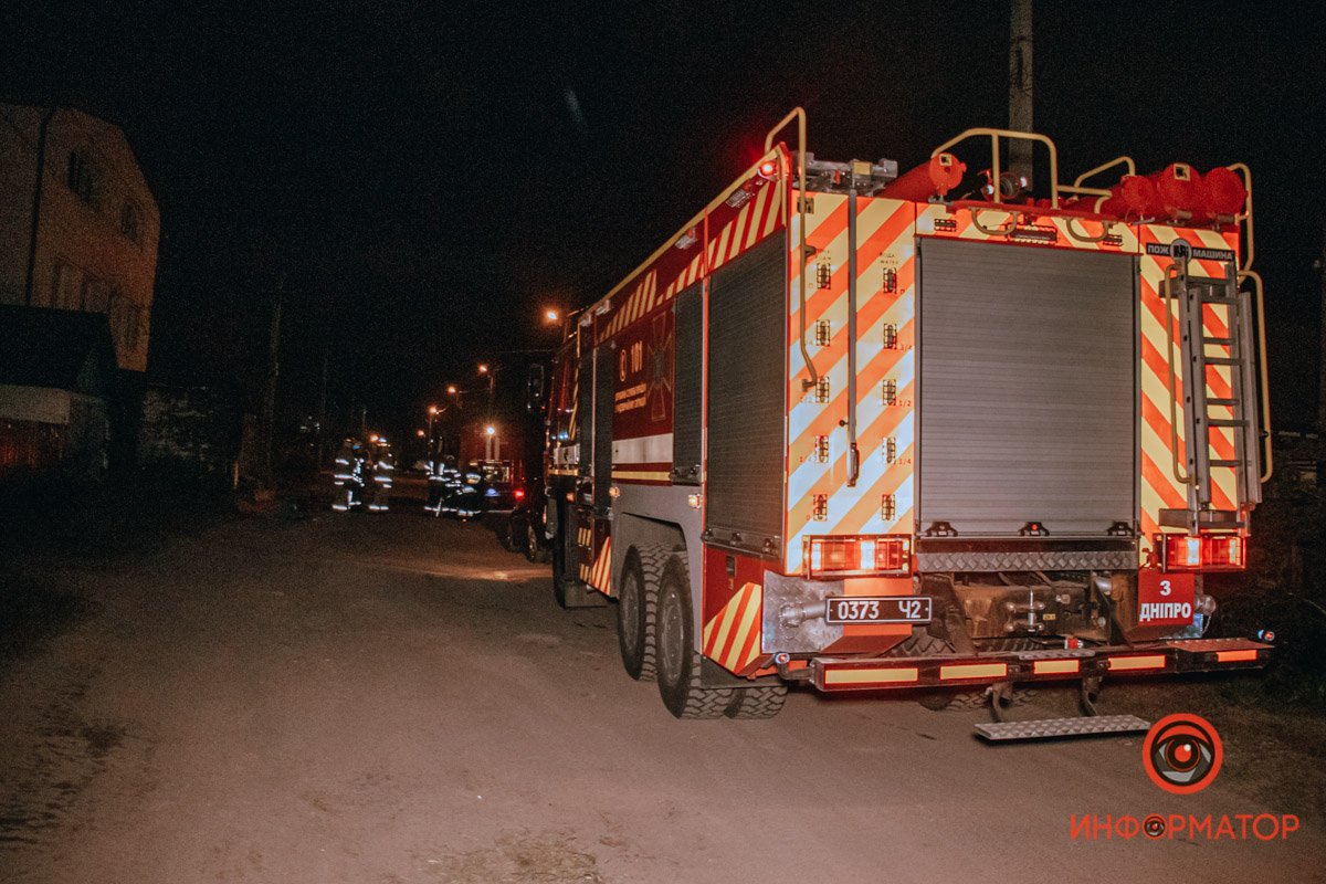 На месте происшествия работают пожарные, полиция, скорая