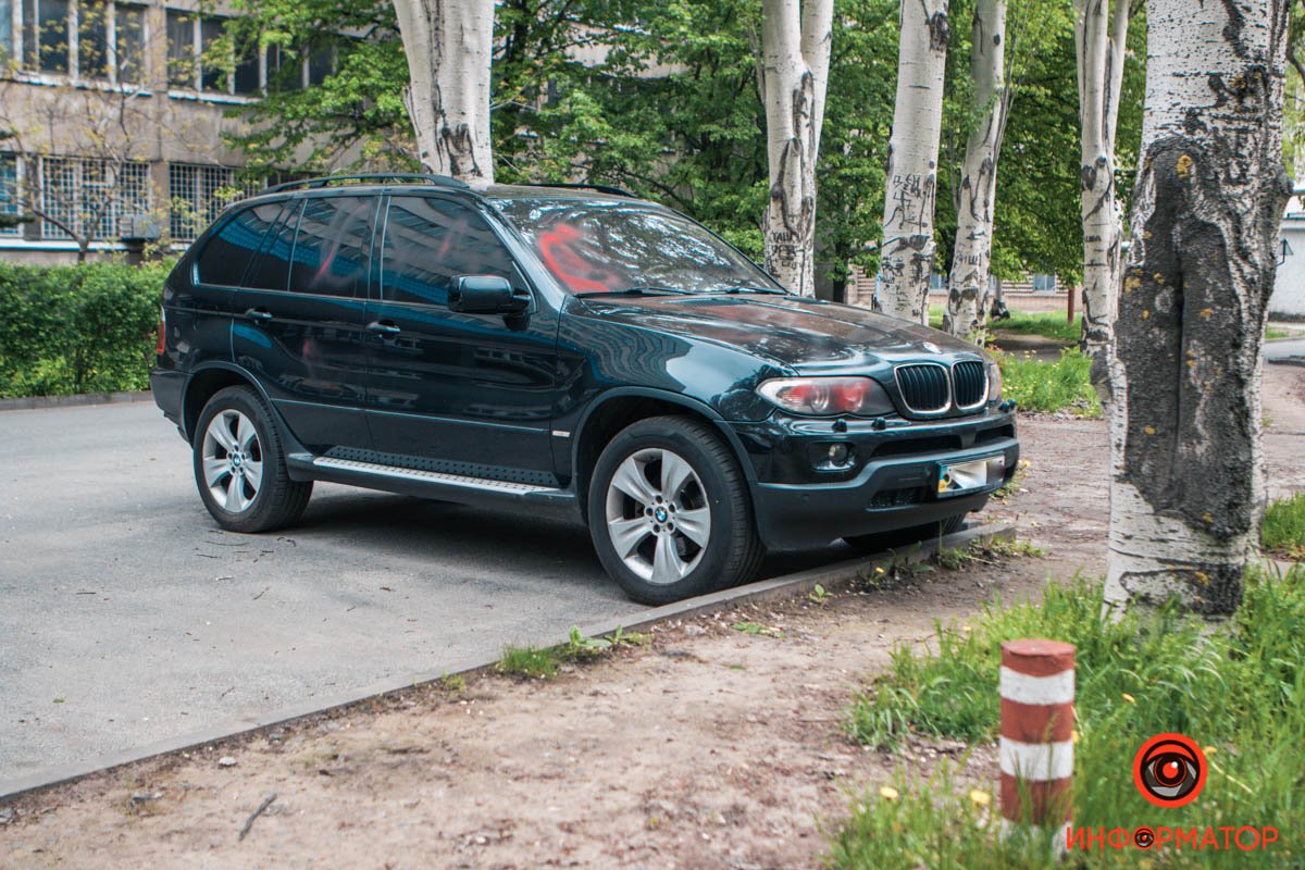 На Мандрыковской обрисовали машины На Мандрыковской обрисовали машины