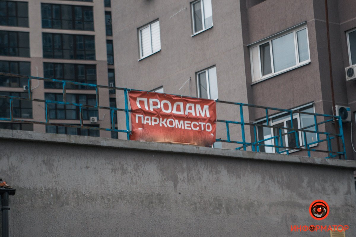 Машины стояли припаркованные Машины стояли припаркованные