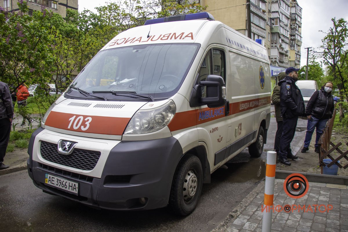 Когда нарушителя выводили из подъезда, у него выпал предмет, похожий на гранату