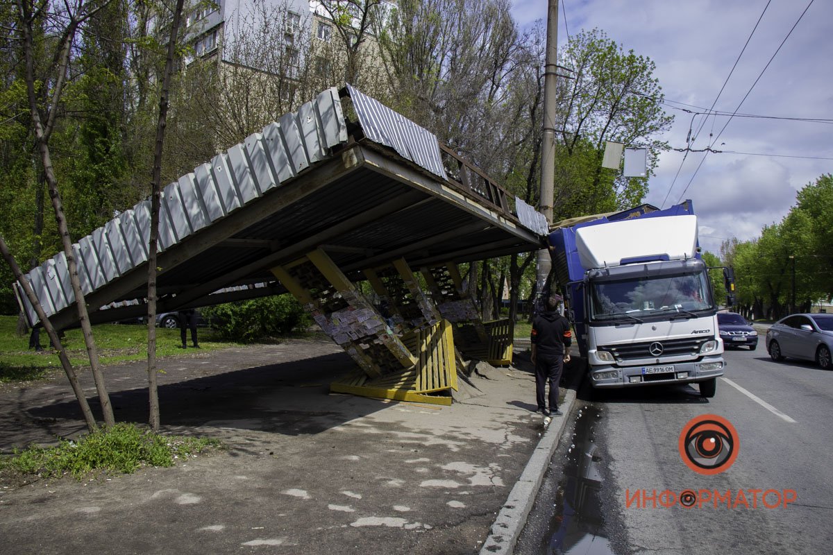 На Хмельницкого грузовик снес остановку На Хмельницкого грузовик снес остановку
