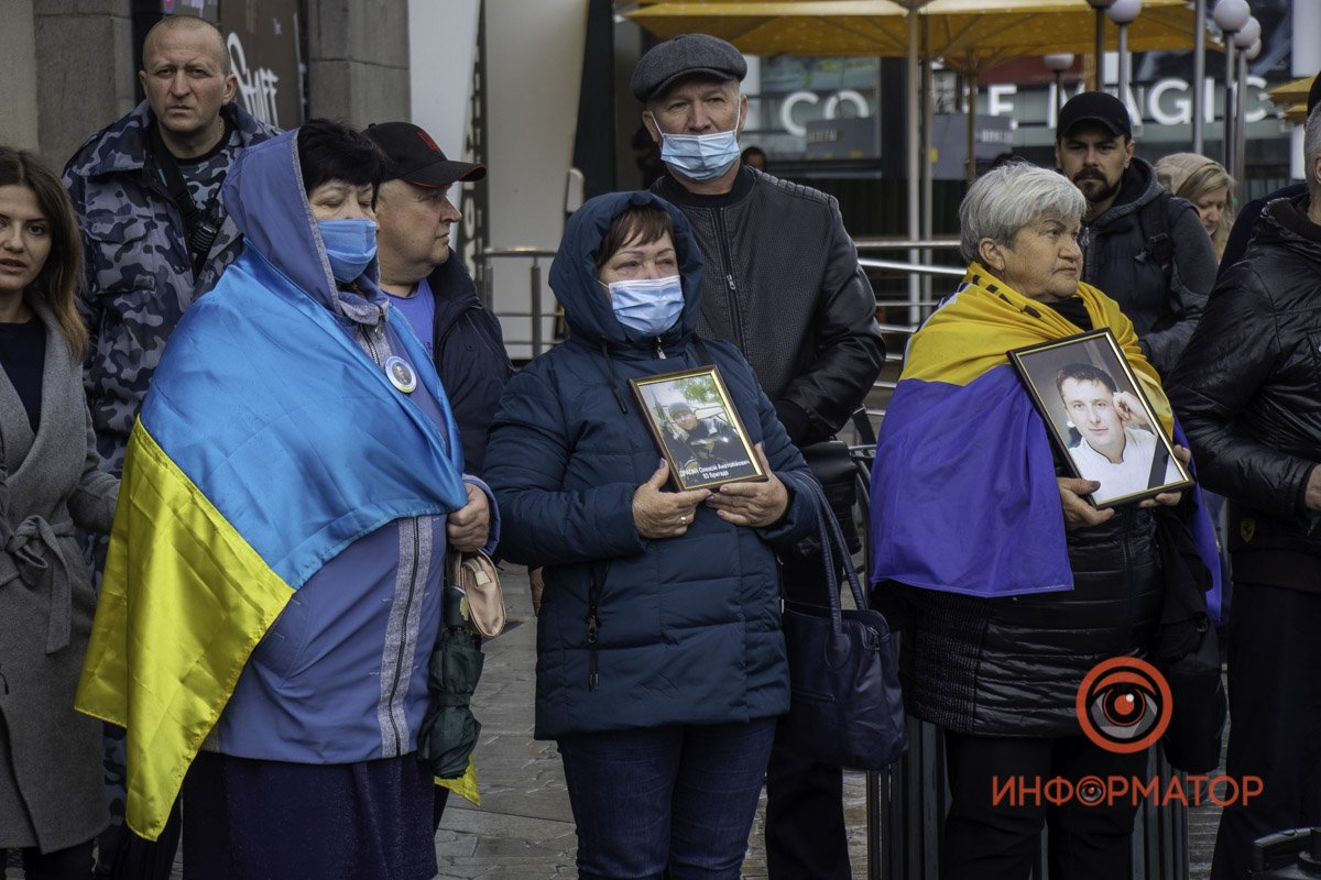 Ветераны и семьи погибших бойцов вышли в центр для протеста Ветераны и семьи погибших бойцов вышли в центр для протеста
