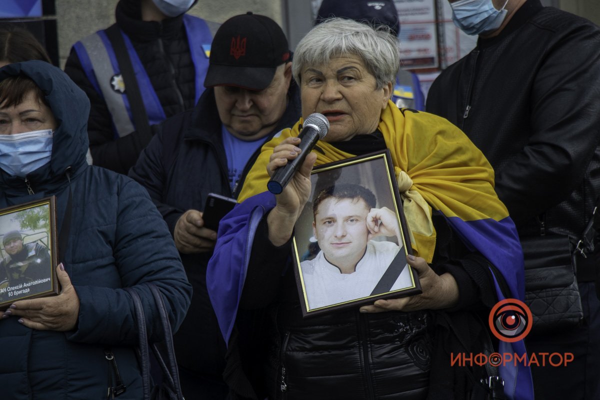 Женщина направлялась на кладбище, чтобы почтить погибших Женщина направлялась на кладбище, чтобы почтить погибших